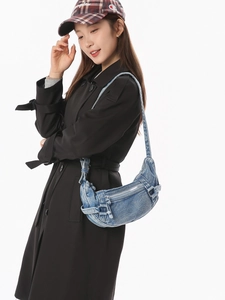 Sac croissant en denim délavé bleu clair rétro avec poches zippées et détails de sangle