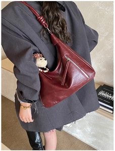 Détail du sac cabas vintage bordeaux au fini brillant avec bandoulière à nœud élégant
