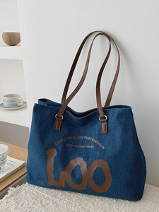 Grand sac cabas en denim avec anses en cuir marron et lettrage artistique pour femme