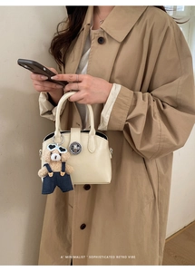 Borsa a mano beige in pelle con ciondolo a orsetto e chiusura argento stile retro