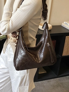 Sac hobo rétro en cuir huilé marron foncé avec bandoulière nouée et pendentif champignon
