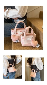 Mini sac seau à carreaux roses avec breloque cœur en peluche et bandoulière réglable