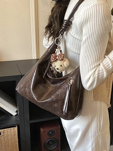 Grand sac à bandoulière hobo marron foncé avec sangle nouée et charmant chiot
