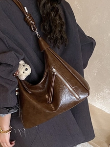 Sac cabas rétro marron foncé en cuir ciré avec bandoulière à nœud et pendentif ours