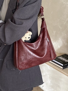 Sac hobo rétro en cuir bordeaux avec bandoulière nouée et breloque ours en peluche