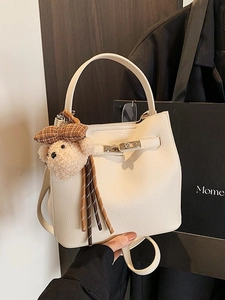 Borsa a Secchiello da Donna in Pelle PU Stile Kelly Con Chiusura a Girello in Metallo Tracolla Trama a Litchi Elegante Charm Orsetto