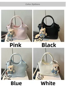 Détails des sacs bandoulière rétro en rose noir bleu et beige avec breloque ours