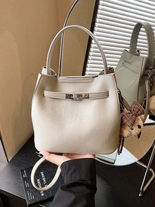 Borsa a secchiello grigio chiaro in pelle litchi con ciondolo a forma di orso
