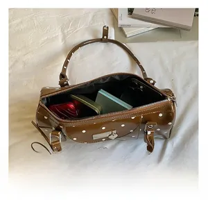Vue intérieure du sac marron à pois montrant l'espace pour téléphone et maquillage