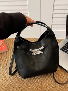 Sac seau minimaliste en cuir noir avec boucle argentée et bandoulière réglable
