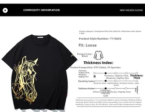 Détail du t-shirt noir en coton avec tête de cheval géométrique dorée et imprimé brillant