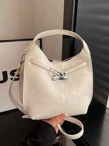Sac seau chic blanc crème pour femme avec boucles argentées et bandoulière réglable pratique