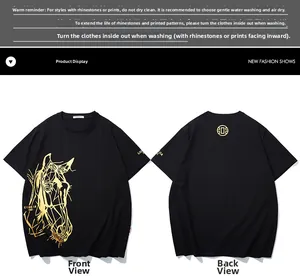 Détail du t-shirt noir avec motif tête de cheval doré et logo en feuille métallique