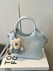 Sac à main en similicuir bleu clair avec breloque ours pour un look élégant