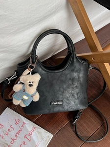 Sac à main chic en similicuir noir avec bandoulière réglable et breloque ours en peluche