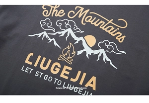 Detail-Siebdruck von The Mountains und LIUGEJIA Text auf anthrazitfarbenem Baumwoll-T-Shirt
