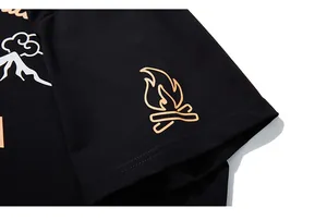 Detail eines schwarzen Baumwoll-T-Shirts mit orangefarbenem Lagerfeuer- und Bergdruck