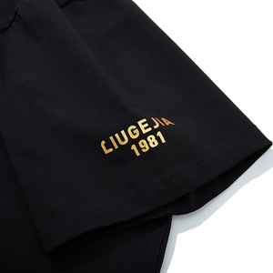 Détail de la manche d'un T-shirt en coton noir avec impression dorée LIUGEJIA 1981