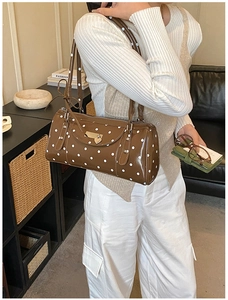 Sac cylindre à pois avec pendentif cœur et nœud en similicuir brillant rétro chic