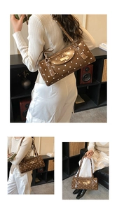 Vue détaillée du sac cylindrique à pois marron rétro avec finition en cuir verni brillant