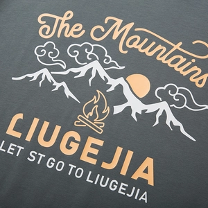 Dunkelgraues Oversized T-Shirt mit Berggrafik und Outdoor-Themen-Print