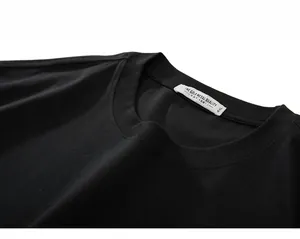 Detail eines schwarzen Rundhalsshirts mit verstärktem Rippkragen und 4XL-Etikett