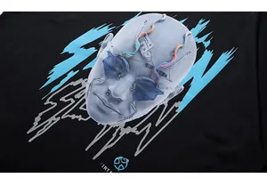 Detailaufnahme des Cyberpunk-Kopfprints mit blauer Sonnenbrille auf schwarzem T-Shirt