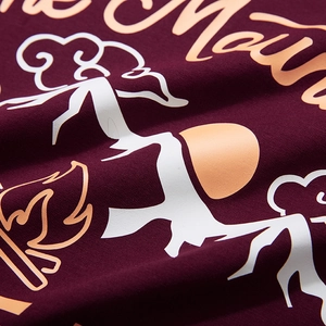 Burgunderrotes T-Shirt mit Berg- und Lagerfeuer-Grafikdruck im Outdoor-Stil
