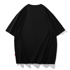 Schwarzes Oversize-T-Shirt Rückansicht mit Fischdruck und rotem Saumetikett