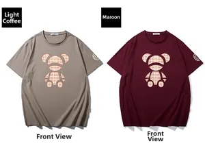 Détail de t-shirts en coton kaki clair et bordeaux avec imprimé ours et texture