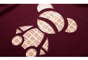 Détail de l'imprimé ours tendance sur la texture d'un t-shirt bordeaux grande taille