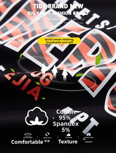 Détail du tissu en coton respirant et imprimé tigre orange sur un t-shirt noir ample