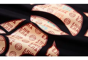 Gros plan sur maille premium avec impression détaillée du logo LIUG EJIA et texture