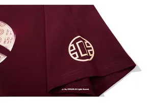 Détail de la sérigraphie de qualité et du tissu en coton sur ce t-shirt bordeaux surdimensionné