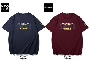 Détail de T-shirts bleu marine et bordeaux avec logo rétro et col rond classique