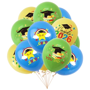 Détail de ballons de remise des diplômes 2026 colorés avec motifs de chapeaux