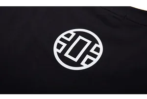 Gros plan d'un logo géométrique blanc imprimé sur un t-shirt noir en coton de qualité