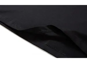 Gros plan sur les coutures doubles de haute qualité du tissu en coton noir du t-shirt