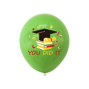 Détail du ballon de remise des diplômes vert avec icônes académiques et texte You Did It