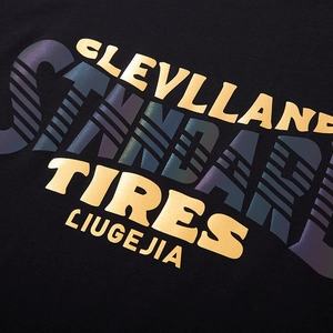 T-shirt noir surdimensionné avec texte réfléchissant et impression graphique dorée