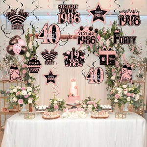 Décoration de 40ème anniversaire en spirales or rose avec carton pailleté 1986