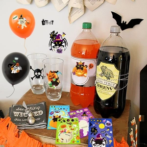 Halloween sticker set met pompoen en schedel patronen op feestbekers en ballonnen decor