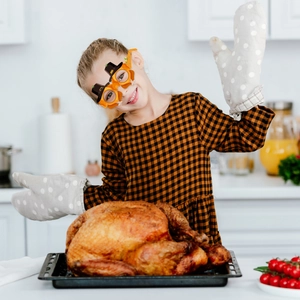 Enfant portant des lunettes en papier dinde avec citrouille pour fête de Thanksgiving
