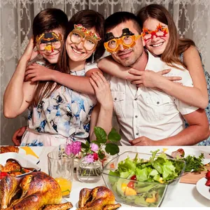 Famille portant des lunettes festives en papier pour Thanksgiving aux motifs d'automne