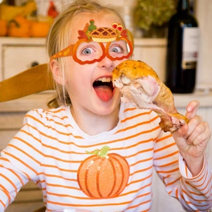 Fillette portant des lunettes de citrouille de Thanksgiving pour photos de fête festive