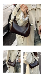 Détail du sac hobo marron foncé brillant avec breloque sphère argentée et zip