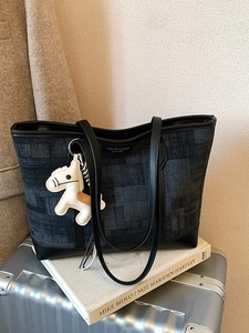 Large capacity gray textured tote bag with black leather straps and horse charm decoration