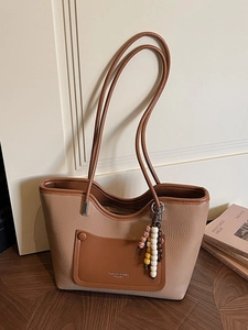Chic large-capacity lychee leather tote bag with contrast colors and beaded pendant
