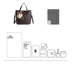 Détail d'un sac cabas en cuir marron avec breloque et guide comparatif de capacité