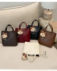 Vue détaillée de sacs seaux vintage en cinq couleurs avec breloques d'oursons